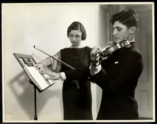 Kobieta ucząca gry na skrzypcach niewidomego młodzieńca w nowojorskim stowarzyszeniu dla niewidomych, 111 East 59th Street, Nowy Jork, 1936 (srebrny odbitka żelatynowa)